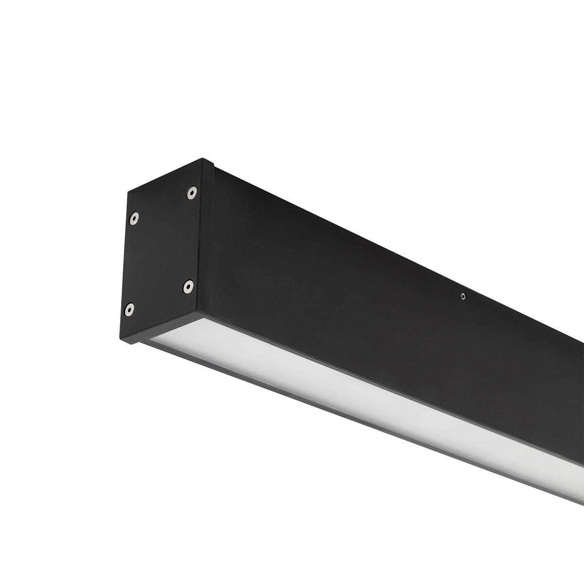 Czarna lampa sufitowa Outline LED S o prostokątnym kształcie, wykonana z metalu. Posiada białą, matową osłonę na diodę LED, z mocowaniem widocznym z boku. Idealna do montażu w pomieszczeniach z wysokim stopniem ochrony IP44.
