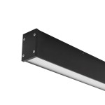 Czarna lampa sufitowa Outline LED S o prostokątnym kształcie, wykonana z metalu. Posiada białą, matową osłonę na diodę LED, z mocowaniem widocznym z boku. Idealna do montażu w pomieszczeniach z wysokim stopniem ochrony IP44.