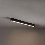 Czarna lampa sufitowa Outline LED S z jedną diodą LED, moc 35W, temperatura barwowa 3000K. Ujęcie frontalne, zamontowana pod sufitem, prostokątny kształt z wbudowanym źródłem światła. Tło w odcieniu szaro-beżowym.