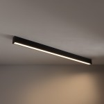 Lampa sufitowa Outline LED S w kolorze czarnym, o długości podłużnej, z jedną diodą LED 50W, emitującą światło o temperaturze 3000K. Montowana na suficie, z widocznym subtelnym podświetleniem wzdłuż krawędzi.