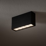 Lampa sufitowa Pix w kolorze czarnym, o prostokątnym kształcie, z zamontowanym źródłem światła LED 10W, emitującym ciepłe światło 3000K. Umieszczona pod kątem na suficie, z widocznymi, przezroczystymi kloszami.