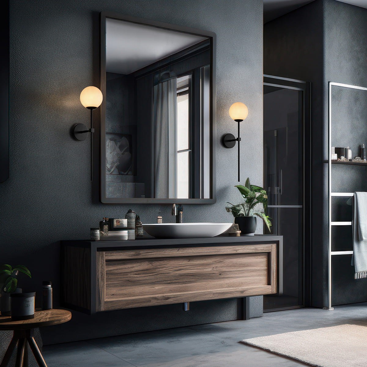 Czarny kinkiet Piruleta 1xG9 IP44 z okrągłą, mleczną kulą, zamontowany na ścianie w nowoczesnej łazience. Widoczny w kontekście z lustrem, umywalką i rośliną, na tle ciemnej ściany z teksturą.