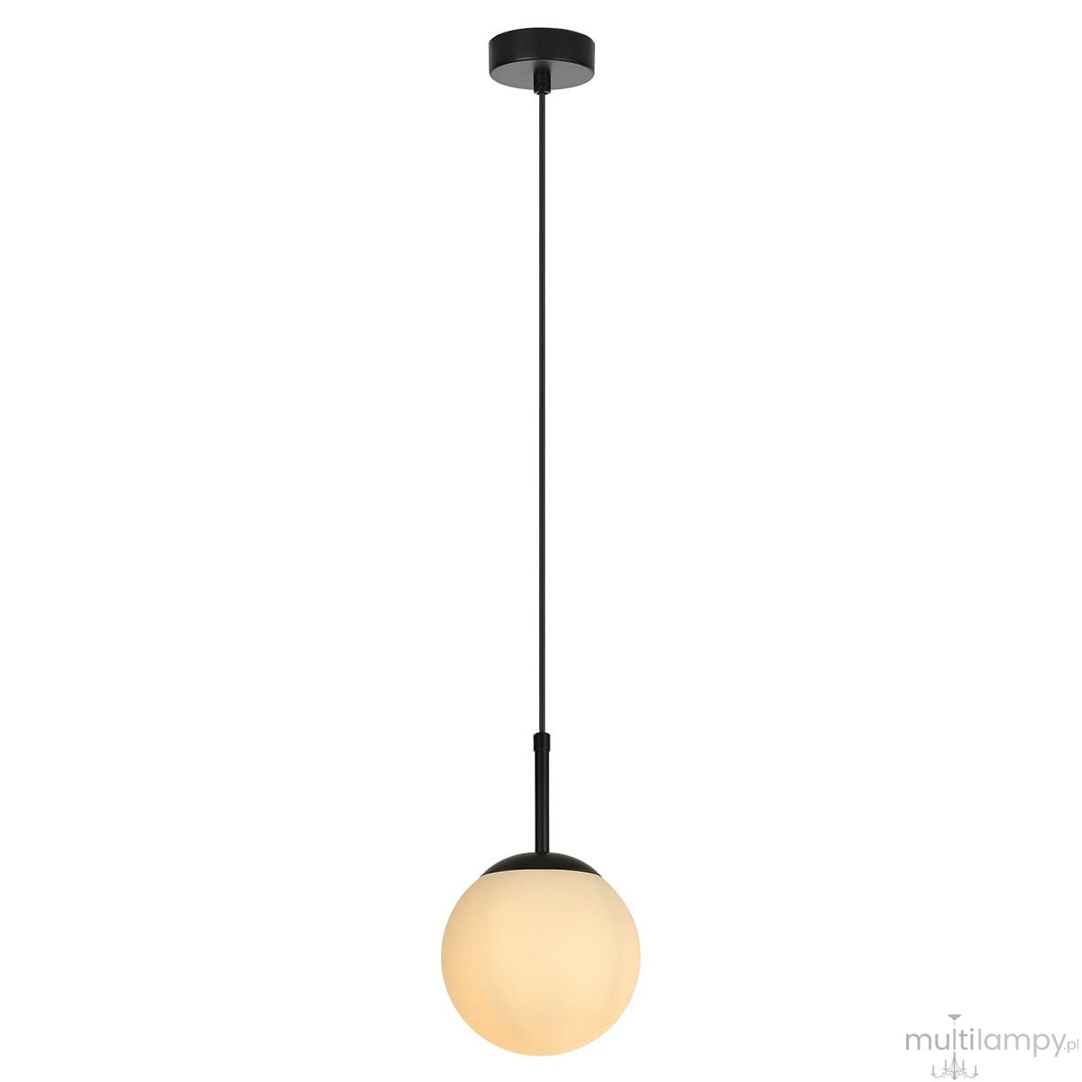 Lampa wisząca Dorado w kolorze czarnym, z jednym gniazdem E14. Okrągła, mleczna kula z opalizującego szkła zawieszona na cienkim, czarnym przewodzie. Ujęcie frontalne, produkt wiszący, na prostym, jasnym tle.