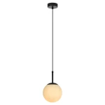 Lampa wisząca Dorado w kolorze czarnym, z jednym gniazdem E14. Okrągła, mleczna kula z opalizującego szkła zawieszona na cienkim, czarnym przewodzie. Ujęcie frontalne, produkt wiszący, na prostym, jasnym tle.