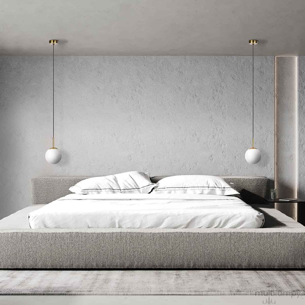 Złota lampa wisząca Dorado LP-002/1P z okrągłym, białym kloszem, zawieszona na długim kablu. Ujęcie frontalne, lampa umieszczona nad łóżkiem w minimalistycznej sypialni z szarymi ścianami i pościelą.