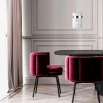 Lampa wisząca Vetro LP-2910/1P CH z chromowanym wykończeniem, z przezroczystym kloszem o cylindrycznym kształcie, zawieszona nad okrągłym stołem. W tle widoczne fioletowe krzesła oraz jasne zasłony.