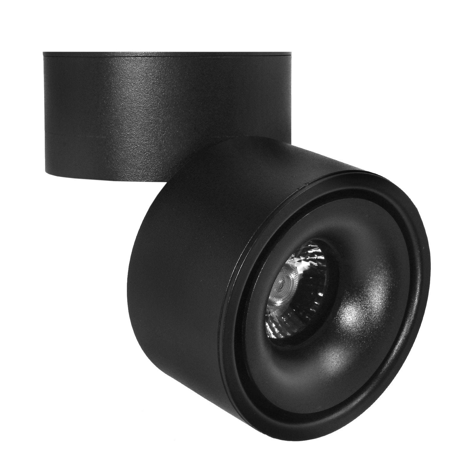 Czarna lampa sufitowa typu spot, LED 12W, 4000K, z cylindrycznym kloszem i wykończeniem matowym. Ujęcie z boku, ukazujące szczegóły konstrukcji i źródło światła w środku. Produkt zamontowany na płaskiej powierzchni.