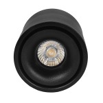 Czarna lampa sufitowa typu spot LED o mocy 12W i temperaturze barwowej 4000K. Ujęcie frontalne, produkt ma okrągły kształt z gładką, matową powierzchnią oraz przezroczystą soczewkę, ukazującą diody LED wewnątrz.
