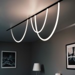 Wężyk LED o długości 100 cm, z białym światłem 4000K, zawieszony na czarnej szynie magnetycznej. Wykonany z elastycznego materiału, układa się w krzywe, tworząc nowoczesny efekt świetlny w aranżacji wnętrza.