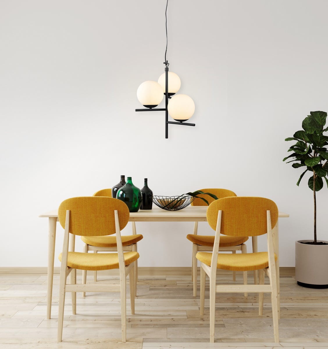 Lampa wisząca Pure w kolorze czarnym, z trzema okrągłymi kloszami w białym kolorze, zawieszona nad stołem. Widoczna jest drewniana, jasna konstrukcja stołu oraz cztery żółte krzesła. W tle zielona roślina i dekoracyjne butelki.