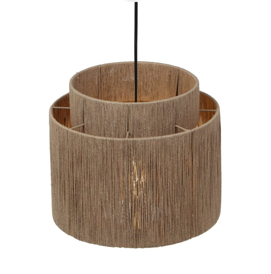Lampa wisząca Smilla 1xE27 w kolorze czarnym z naturalnym abażurem z plecionki. Ma okrągły kształt, z widocznym źródłem światła wewnątrz. Zawieszona na czarnym przewodzie, idealna do nowoczesnych wnętrz.