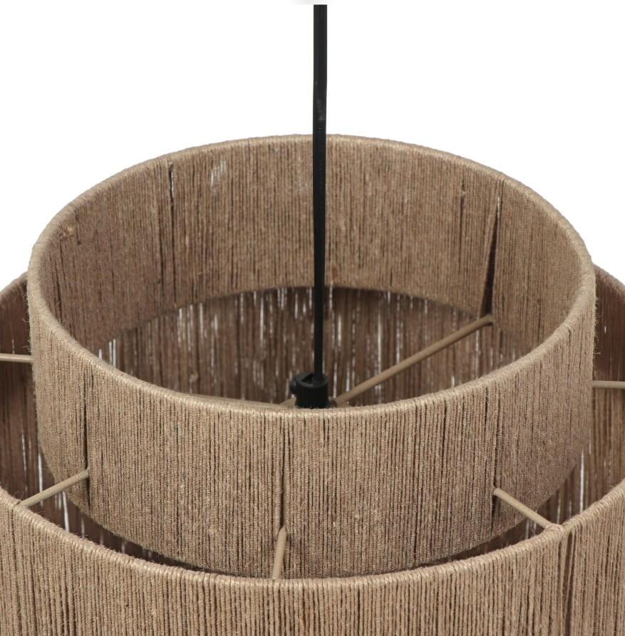 Lampa wisząca Smilla z jednym gniazdem E27, w kolorze czarnym i naturalnym. Okrągła konstrukcja z plecionki w odcieniu beżowym, z widocznym metalowym mocowaniem. Zbliżenie na detale i teksturę materiału.