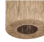 Lampa wisząca Smilla z czarnym korpusem i kloszem w kolorze naturalnym, wykonanym z plecionego materiału. Klosz ma okrągły kształt z widocznymi wypustkami, zawiera miejsce na cztery żarówki E27. Ujęcie z dołu na detal klosza.