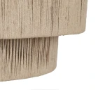 Lampa wisząca Smilla z czarnym metalowym elementem i naturalnym kloszem o teksturowanej powierzchni, widok z boku, ukazujący detale faktury materiału oraz kształt. Idealna do nowoczesnych wnętrz.