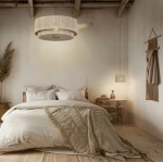 Lampa wisząca Smilla 1xE27 w kolorze czarnym i naturalnym, z okrągłym abażurem, zawieszona nad łóżkiem w sypialni. Otoczenie w odcieniach beżu i brązu, z drewnianymi elementami i dekoracjami, tworzy przytulną atmosferę.