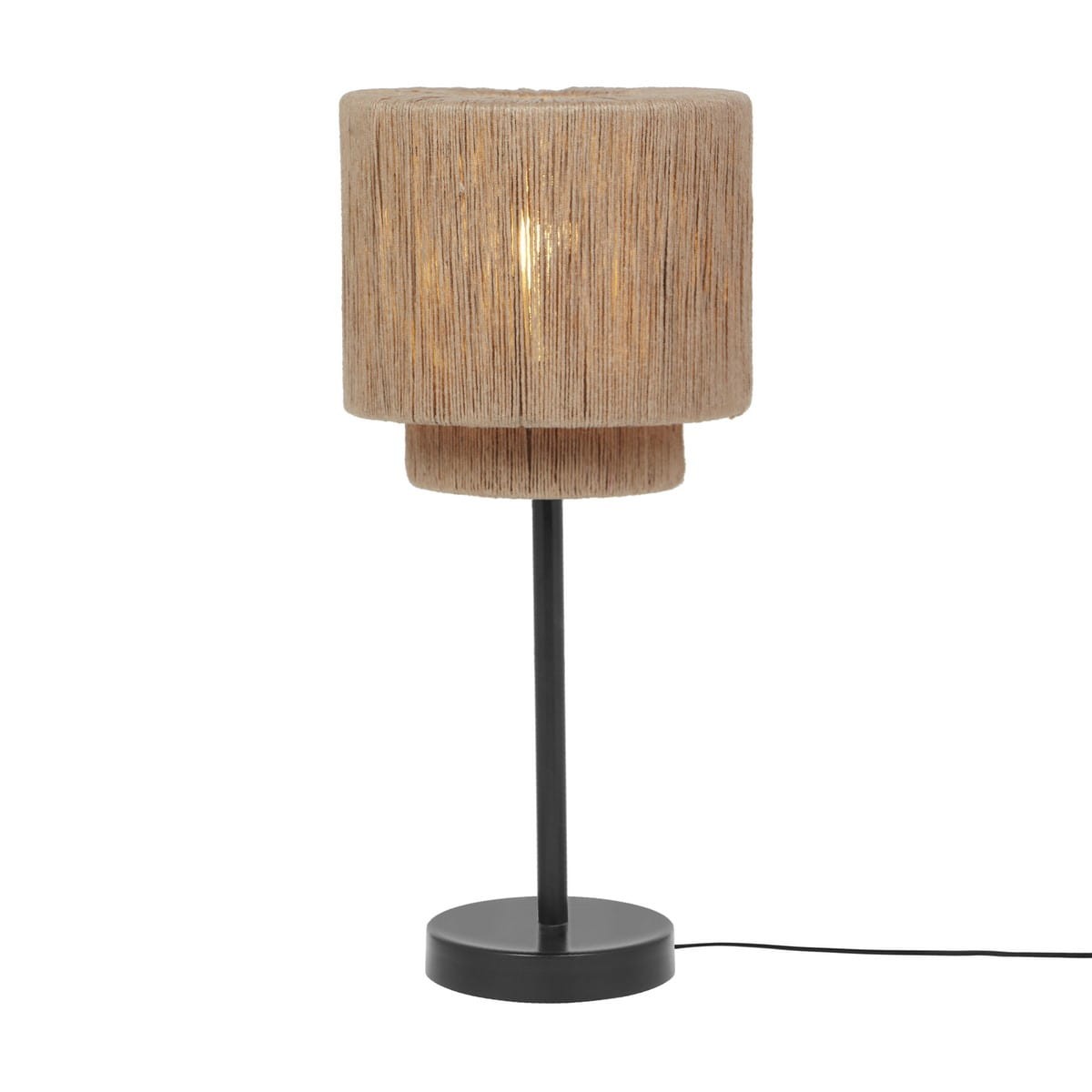 Lampa stołowa Smilla z czarną podstawą i naturalnym kloszem z teksturowanego materiału. Klosz ma cylindryczny kształt, umieszczony na smukłym stelażu. Widoczny przewód zasilający. Ujęcie frontalne, produkt stoi na równym podłożu.