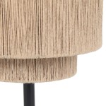 Lampa stołowa Smilla z czarnym metalowym stelażem, z abażurem w kolorze naturalnym, z teksturyzowanego materiału. Abażur ma okrągły kształt, z widocznymi pionowymi liniami. Produkt w pozycji stojącej, z widoczną lampą E27.
