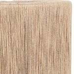 Lampa stołowa Smilla z kloszem w kolorze naturalnym, wykonana z cienkich włókien, z czarną podstawą. Zbliżenie na teksturę klosza, ukazujące regularne, pionowe linie. Idealna do nowoczesnych wnętrz.