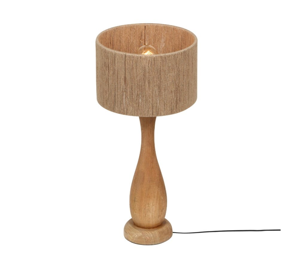 Lampa stojąca Toba z jasnego drewna z abażurem z juty, o klasycznym kształcie. Widoczna podstawa w formie tuby i okrągły klosz. Produkt stoi na płaskiej powierzchni, z przewodem elektrycznym widocznym obok.