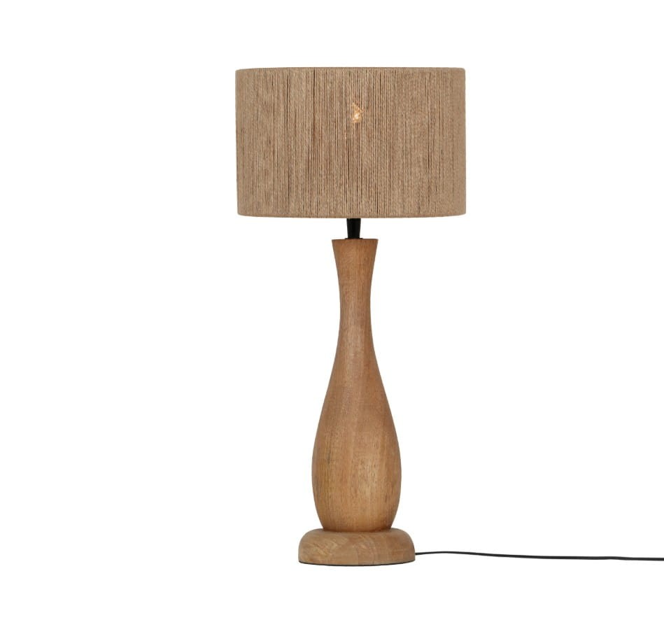 Lampa stojąca Toba z jasnego drewna z abażurem z juty. Posiada smukłą, lekko zaokrągloną podstawę i okrągły klosz. Ujęcie frontalne, lampa stoi na płaskiej powierzchni, widoczny przewód zasilający.