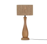 Lampa stojąca Toba z jasnego drewna z abażurem z juty. Posiada smukłą, lekko zaokrągloną podstawę i okrągły klosz. Ujęcie frontalne, lampa stoi na płaskiej powierzchni, widoczny przewód zasilający.