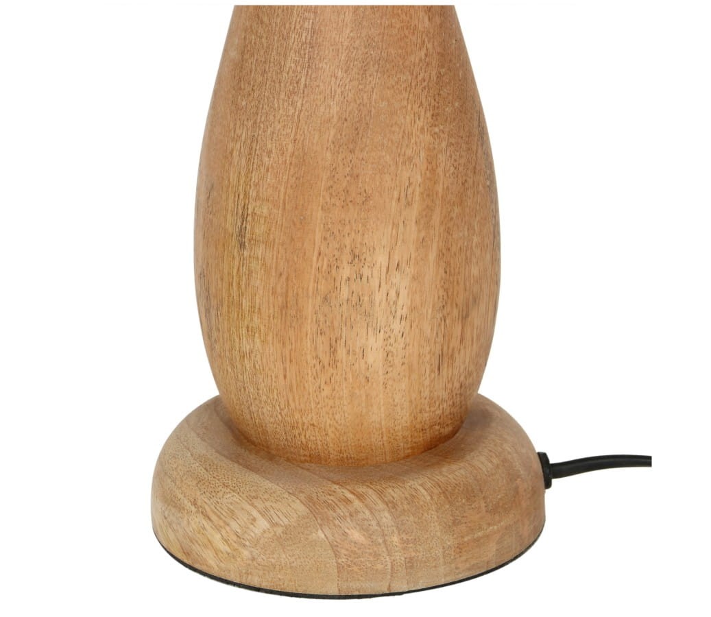 Lampa stojąca Toba z jasnego drewna i juty, o zaokrąglonym kształcie podstawy. Widoczny detal faktury drewna oraz przewód zasilający. Ujęcie z boku, ukazujące dolną część lampy.