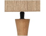 Lampa stojąca Toba z jasnego drewna, z podstawą w kształcie stożka i czarnym elementem mocującym. Klasyczny klosz z juty w naturalnym kolorze. Ujęcie w zbliżeniu na detal połączenia klosza z podstawą.