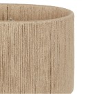 Lampa stojąca Toba z abażurem z juty w jasnym odcieniu, o cylindrycznym kształcie, z widoczną teksturą materiału. Ujęcie zbliżeniowe na detal abażuru, pokazujące jego plecionkę. Przeznaczona na żarówkę E27.