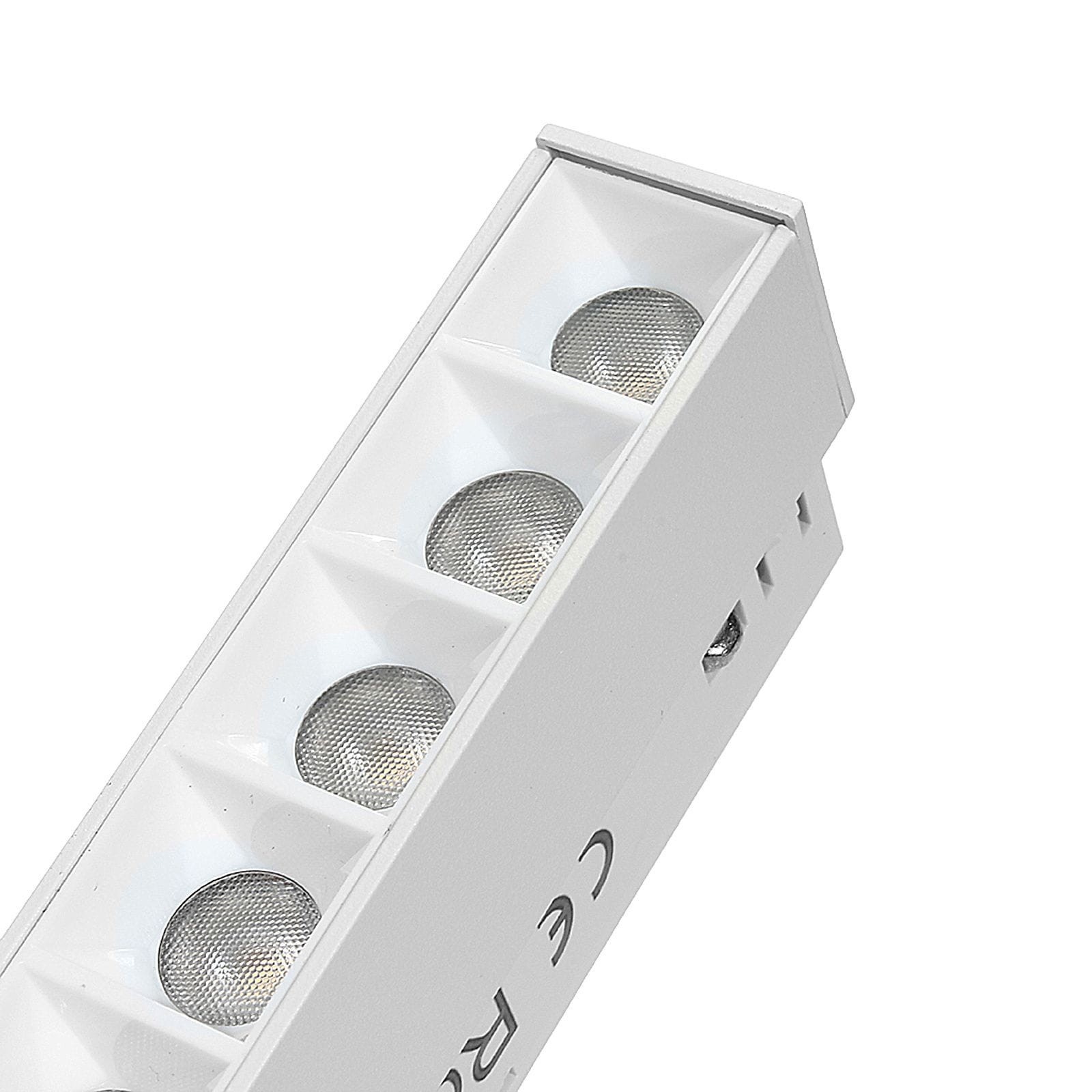 Lampa LED liniowa do szyny magnetycznej L11/6W/3000K w kolorze białym, z pięcioma okrągłymi diodami umieszczonymi w rowkach. Ujęcie z góry, pokazujące detale oraz wykończenie obudowy. Widoczne logo na boku.