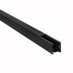 Czarna szyna magnetyczna MINI natynkowa o długości 150 cm, z prostokątnym przekrojem. Ujęcie z boku, ukazujące gładką powierzchnię i otwartą część do zamocowania akcesoriów. Idealna do montażu na ścianie, w minimalistycznym stylu.