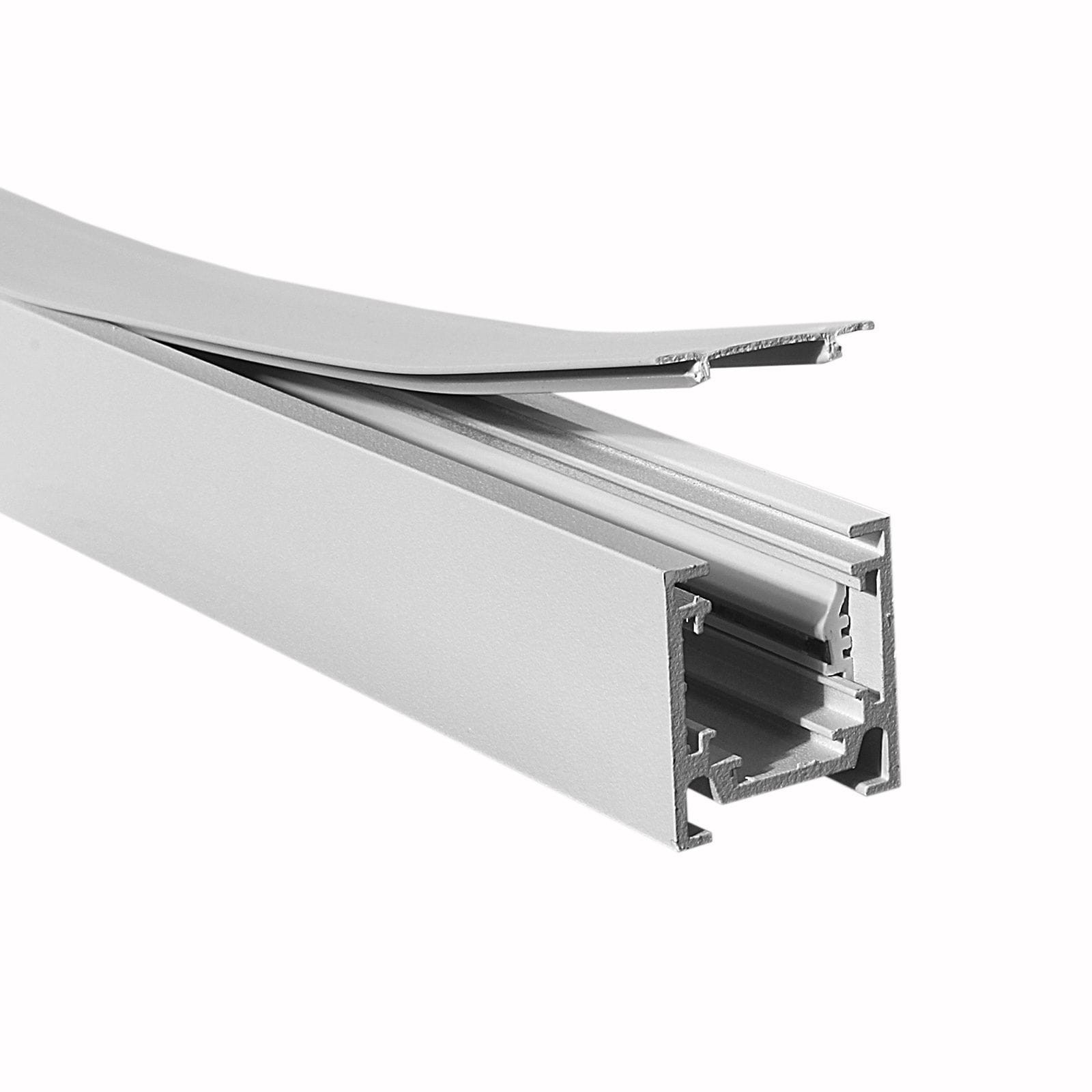 Szyna magnetyczna MINI natynkowa 150 cm w kolorze białym, z widoczną strukturą aluminiową. Ujęcie z boku, ukazujące profil oraz elementy mocujące. Szyna ma gładką, matową powierzchnię, idealna do montażu w różnych aranżacjach.