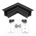 Łącznik kątowy do szyn magnetycznych podtynkowych MINI w kolorze czarnym, z widocznymi metalowymi elementami mocującymi i śrubami. Ujęcie frontalne, produkt leży na białym tle.