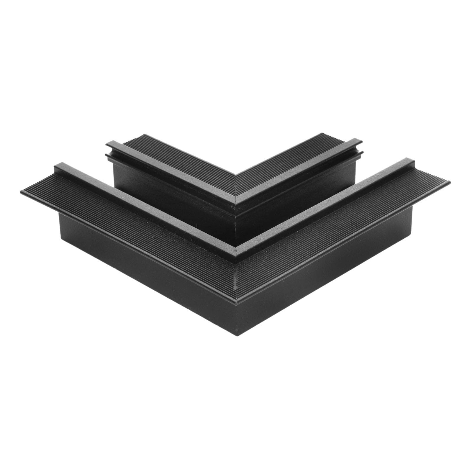 Czarny łącznik kątowy do szyn magnetycznych podtynkowych MINI, z widocznymi rowkami na powierzchni. Produkt leży w pozycji poziomej, ukazując kąt prosty. Idealny do łączenia szyn w narożnikach. Tło proste, białe.