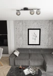 Lampa sufitowa Kairo w kolorze czarnym i grafitowym z trzema punktami świetlnymi E14. Zamontowana na suficie, z kulistymi, szarymi kloszami, o nowoczesnym designie. Tło stanowi stylowy salon z szarymi ścianami i meblami.