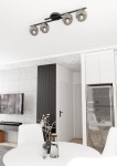 Lampa sufitowa Kairo z czterema oprawami E14 w kolorze czarnym i grafitowym. Montowana na suficie, z okrągłą podstawą i szklanymi kloszami, w aranżacji nowoczesnego wnętrza. Widoczne detale to eleganckie kształty kloszy i minimalistyczny design.