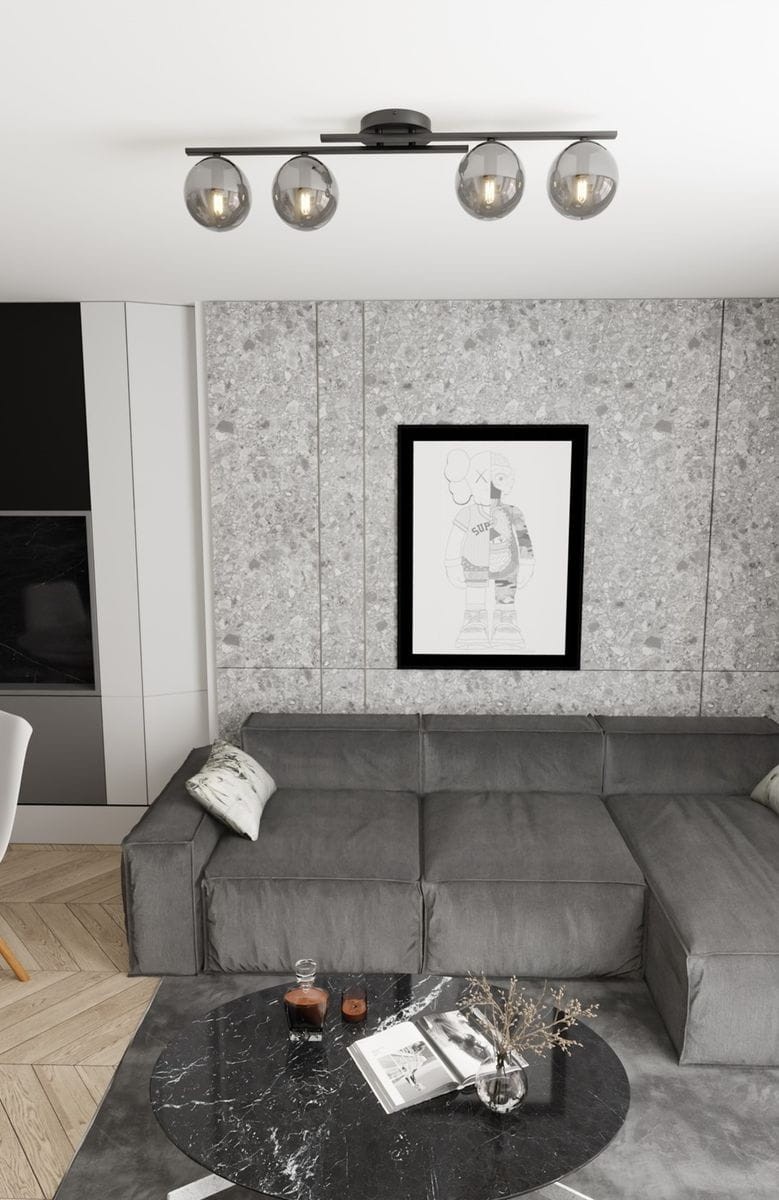 Lampa sufitowa Kairo z czterema oprawami E14 w kolorze czarnym i grafitowym, zamontowana na suficie, z szarymi kloszami. W tle widoczny nowoczesny salon z szaro-skalnym wykończeniem ścian i meblami w odcieniach szarości.