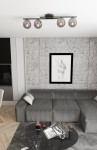 Lampa sufitowa Kairo z czterema oprawami E14 w kolorze czarnym i grafitowym, zamontowana na suficie, z szarymi kloszami. W tle widoczny nowoczesny salon z szaro-skalnym wykończeniem ścian i meblami w odcieniach szarości.