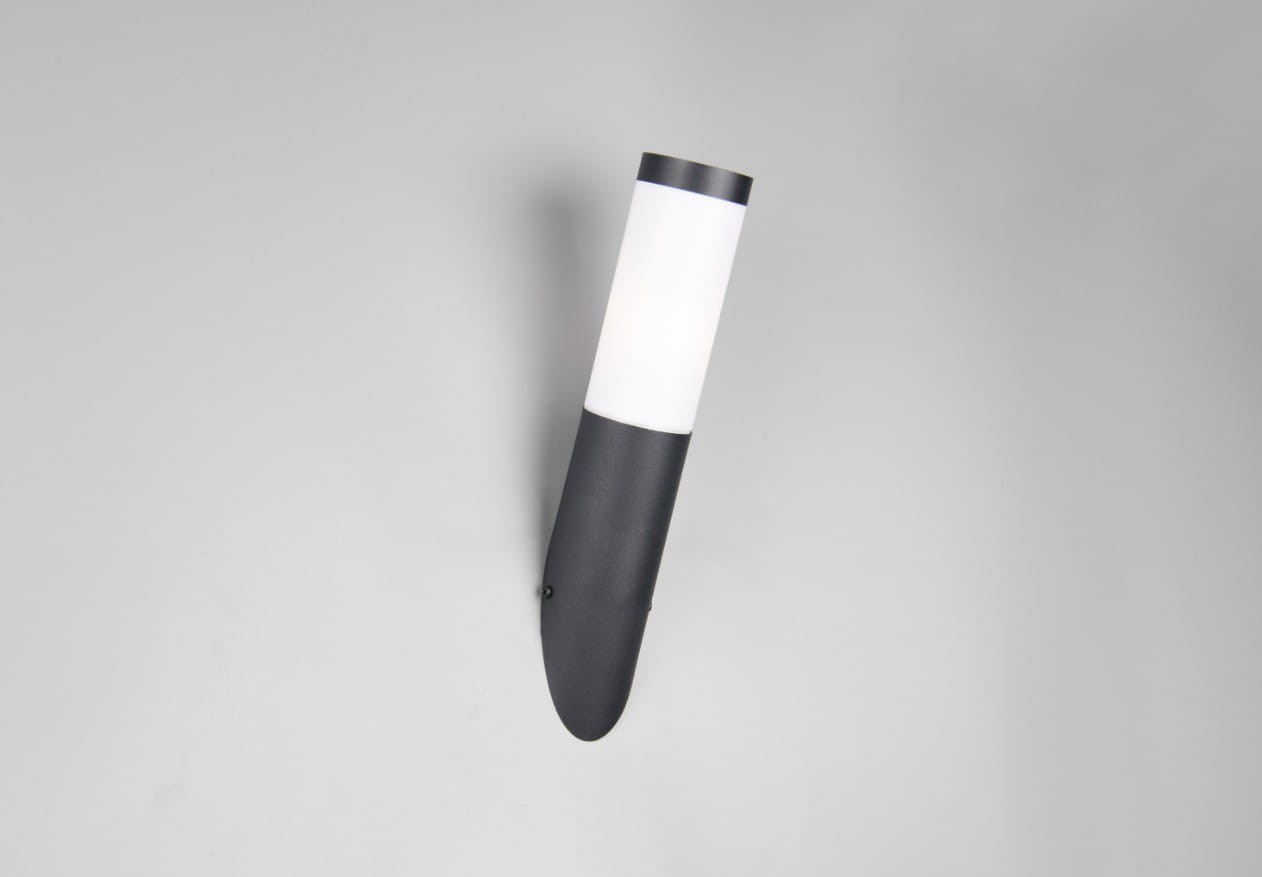 Kinkiet zewnętrzny Trioto w kolorze czarnym, z oprawą w kształcie walca i białym kloszem, zamontowany na ścianie. Widoczny uchwyt montażowy, minimalistyczny design. Idealny do oświetlenia przestrzeni zewnętrznych.