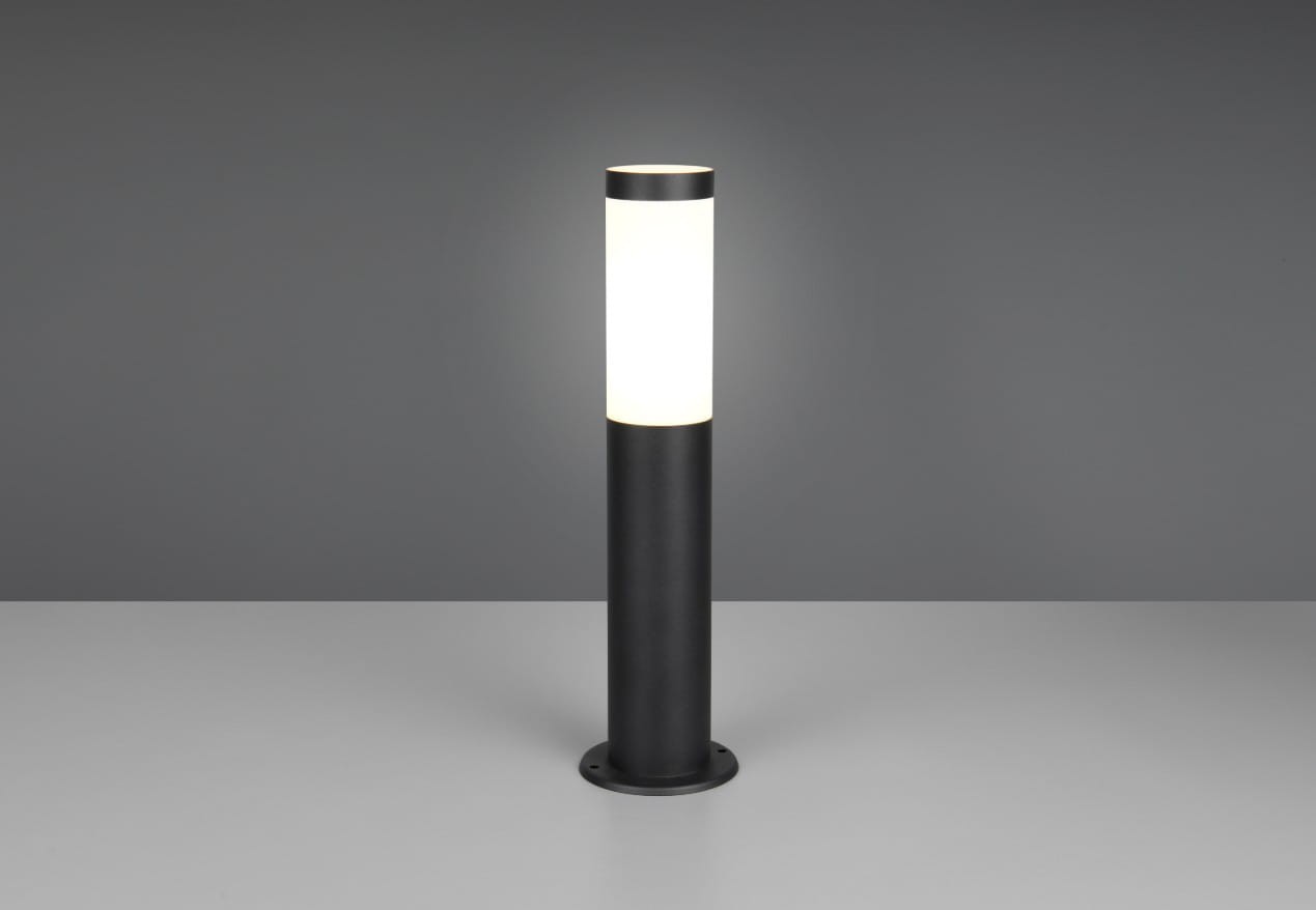 Lampa stojąca Trioto H45 w kolorze czarnym, z cylindrycznym korpusem i białym kloszem. Ujęcie frontalne, lampa zamontowana na okrągłej podstawie. Wysoka, minimalistyczna konstrukcja, przeznaczona do użytku ogrodowego, z miejscem na żarówkę E27.