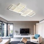 Lampa sufitowa Ring z pilotem, biała, z trzema źródłami światła LED. Kształt prostokątny z podświetleniem, zamontowana na suficie w nowoczesnym wnętrzu. Jasne światło, minimalistyczny design, otoczenie z telewizorem i sofą na tle dużych okien.