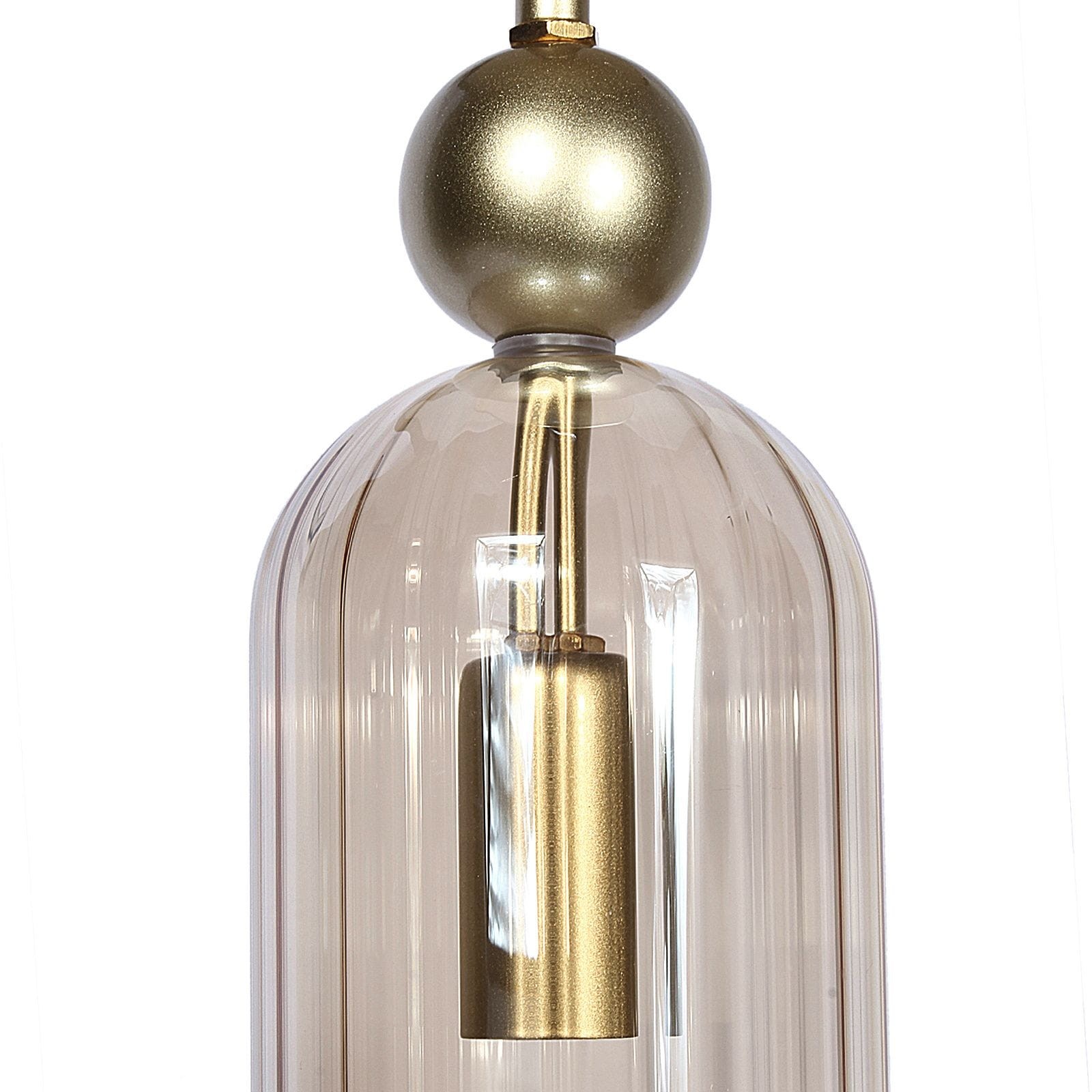 Lampa wisząca Regina 3xE14 w złotym kolorze z transparentnym kloszem. Widoczna okrągła złota oprawa oraz metalowa mocowanie. Klosz ma formę dzwonu, z delikatnymi żłobieniami, zwisający z góry. Idealna do nowoczesnych wnętrz.