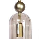 Lampa wisząca Regina 3xE14 w złotym kolorze z transparentnym kloszem. Widoczna okrągła złota oprawa oraz metalowa mocowanie. Klosz ma formę dzwonu, z delikatnymi żłobieniami, zwisający z góry. Idealna do nowoczesnych wnętrz.