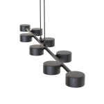 Lampa wisząca Megara w kolorze czarnym z ośmioma okrągłymi kloszami GX53. Produkt zawieszony na cienkich linkach, w prostym, nowoczesnym designie. Widok z boku, ukazujący równomierne rozmieszczenie kloszy na poziomej rurce.