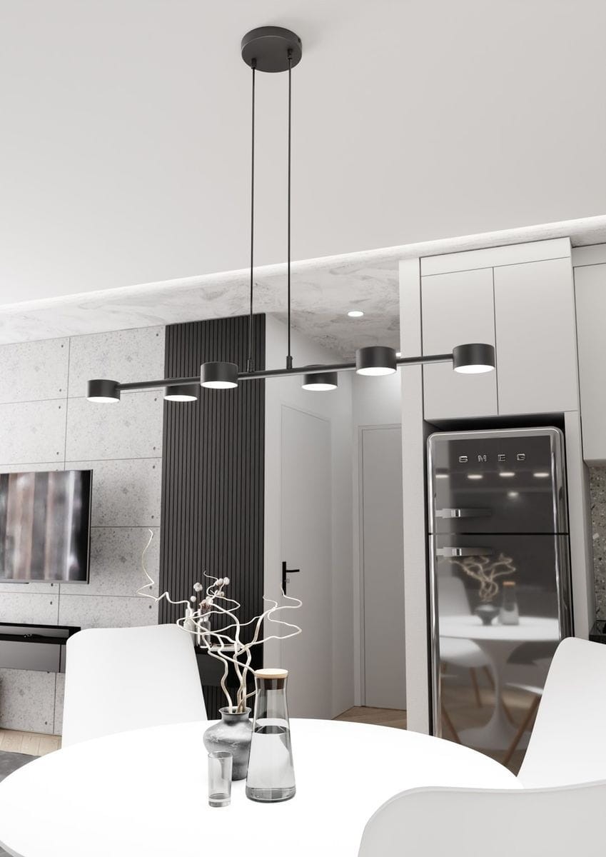 Lampa wisząca Megara w kolorze czarnym z sześcioma oprawami GX53, zawieszona na dwóch cienkich linkach. Produkt umiejscowiony nad okrągłym białym stołem w nowoczesnej kuchni, w tle widoczna szara ściana i sprzęt AGD.
