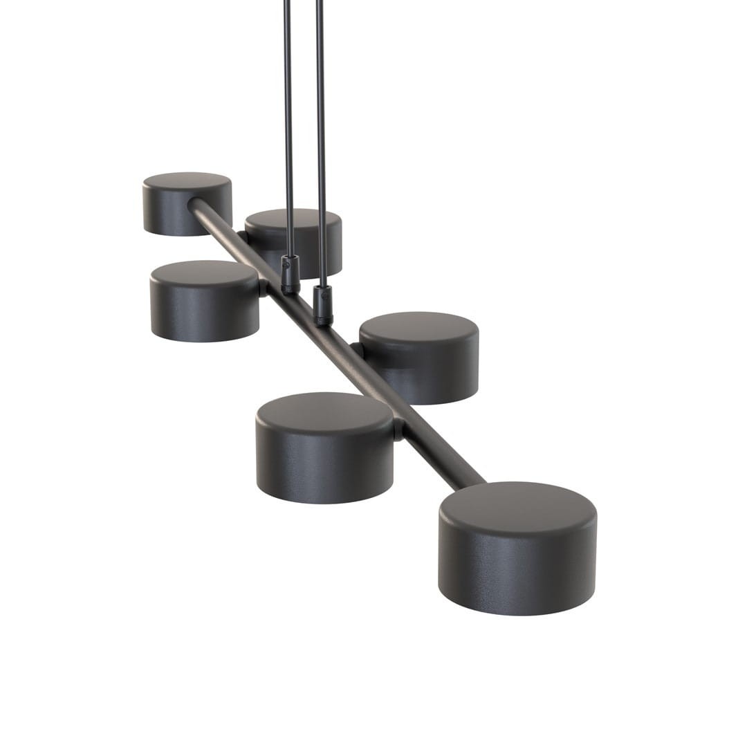 Lampa wisząca Megara w kolorze czarnym z sześcioma oprawkami na żarówki typu GX53. Płaska, okrągła konstrukcja z metalowymi elementami. Ujęcie z boku, ukazujące równomiernie rozmieszczone źródła światła na poziomej belce.