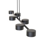 Lampa wisząca Megara w kolorze czarnym z sześcioma oprawkami na żarówki typu GX53. Płaska, okrągła konstrukcja z metalowymi elementami. Ujęcie z boku, ukazujące równomiernie rozmieszczone źródła światła na poziomej belce.