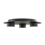 Czarna lampa sufitowa Bolx z trzema oprawami GX53, okrągła podstawa z matowego metalu, umieszczona pod kątem. Lampy mają cylindryczny kształt, z białymi kloszami, na jednolitym, jasnym tle.