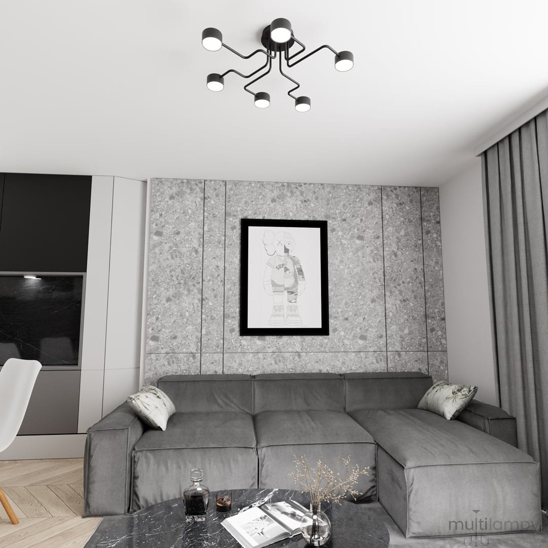 Lampa sufitowa Kurage 6xGX53 w kolorze czarnym, z pięcioma ramionami zakończonymi okrągłymi kloszami. Montowana na suficie, z widocznym nowoczesnym wzornictwem. Zdjęcie przedstawia lampę w aranżacji wnętrza z szarym sofą i betonową ścianą.
