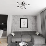 Lampa sufitowa Kurage 6xGX53 w kolorze czarnym, z pięcioma ramionami zakończonymi okrągłymi kloszami. Montowana na suficie, z widocznym nowoczesnym wzornictwem. Zdjęcie przedstawia lampę w aranżacji wnętrza z szarym sofą i betonową ścianą.