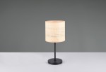 Lampa stołowa Aimee z czarną podstawą i naturalnym kloszem z wikliny. Stoi na płaskiej powierzchni, z okrągłą podstawą i cylindrycznym kloszem. Tło szare, co podkreśla minimalistyczny design lampy.